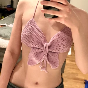 Virkad lila fjärilstopp - Jättegullig virkad topp. Går att dra åt i ryggen. Oanvänd <3  