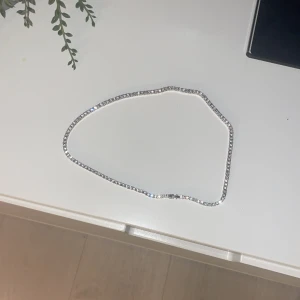 Halsband - Ett halsband som glänser och fet nu inför sommaren