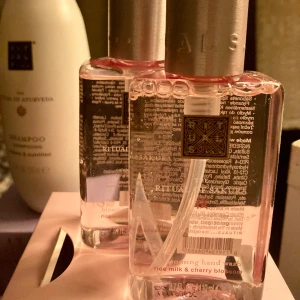 *NY* Pkt 2 st/ Sakura handtvål, 110 ml, Fr Rituals  - Ny Sakura blossoming hand wash, 2 st flaskor. Förvandla en vardaglig rutin till ett meningsfullt ögonblick med handtvålen från Sakura. Den tvålfria formulan är berikad med rismjölk och körsbärsblomma. Den både återfuktar och skyddar din hud. 