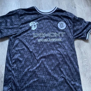 Demont tröja - 10/10 cond Riktigt snygg och bekväm tröja Kan användas vardagligen och till träning Skriv vid frågor