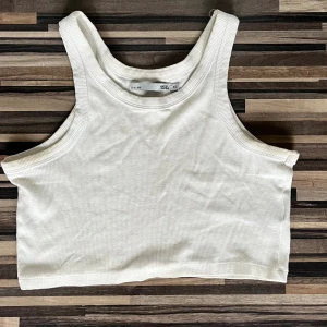 Linne - Ett fint, lite kortare vitt linne. Säljs då jag inte använder det längre. Tveka inte på att höra av er vid frågor och funderingar❣️