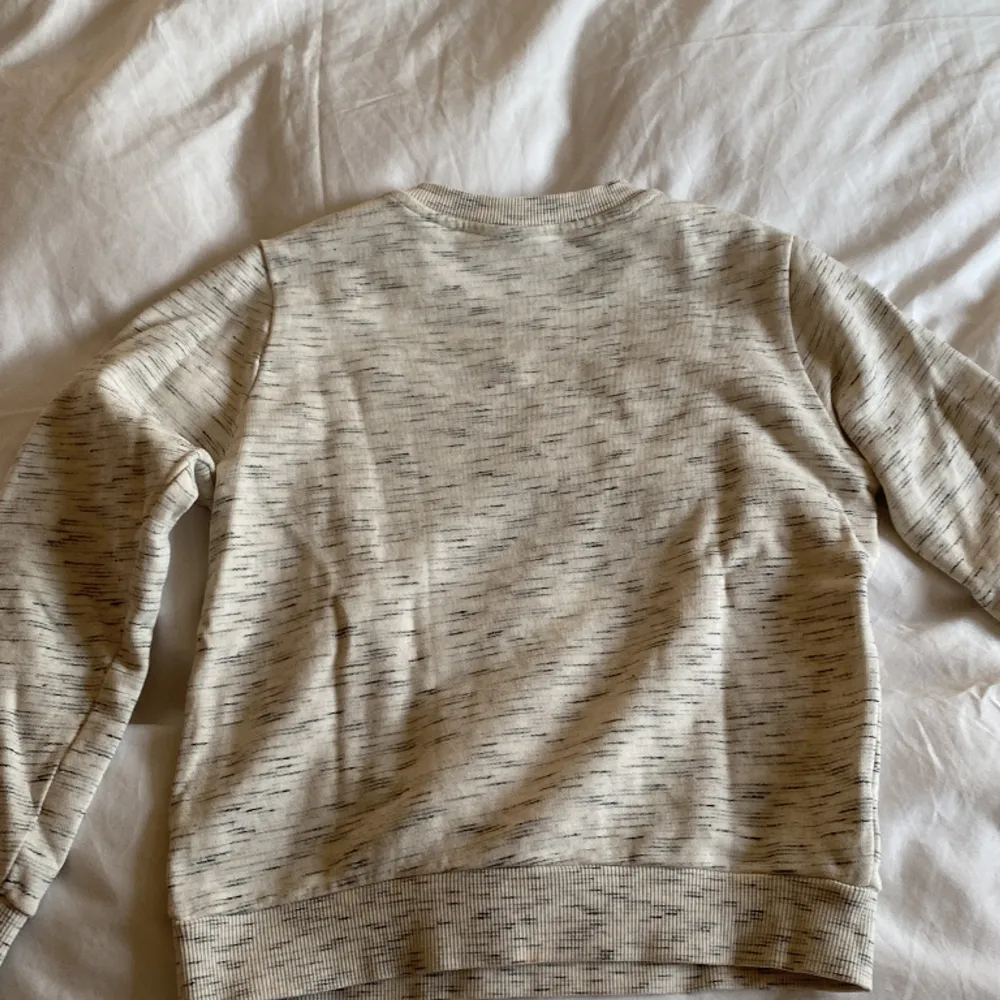 Jättefin kenzo tröja som tyvärr är för liten för mig. Köpt för ca 1 år sedan och är i jättebra skick. Köpt för ca 1500 och säljer för 650. Priset kan diskuteras, hör av er för fler bilder 💘💘. Hoodies.