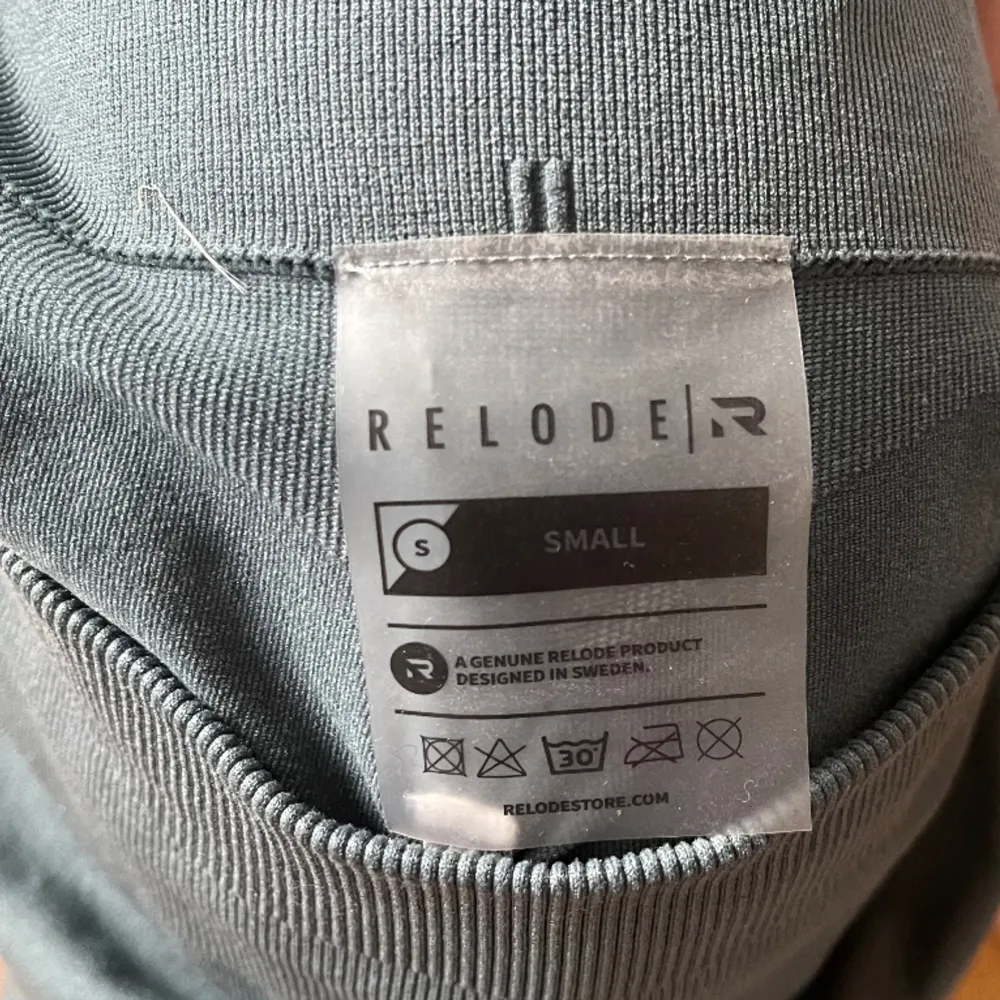 Säljer dessa super snygga tights från Relode då de inte kommer till användning. Inga defekter och sitter bra, tunt tyg med scrunch endast använda ca 3 ggr. Hör av dig vid frågor!💕. Jeans & Byxor.