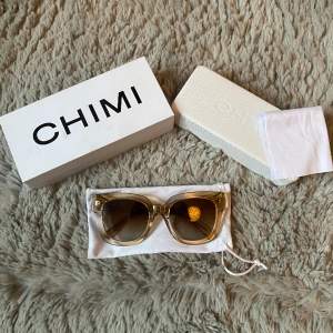 Säljer mina chimi solglasögon som är i nyskick ❤️‍🔥 modell 08 ecru. Säljer pga att jag ej gillar färgen. Man får med allt på bilden. Skriv privat för mer frågor😇😇