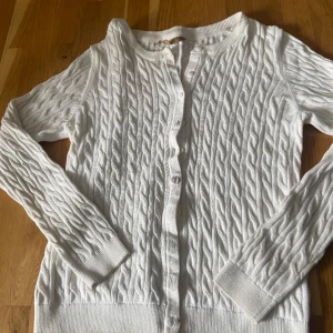 Stockholmsstil koftor - Två fina koftor som jag aldrig andvänt eftersom det inte är min stil. Säljer en för 50 båda för 90. Säljer eftersom det inte är min stil och jag behöver pengar! Den blåa är i storlek S och den vita i storlek L men sitter som att de är mindre.