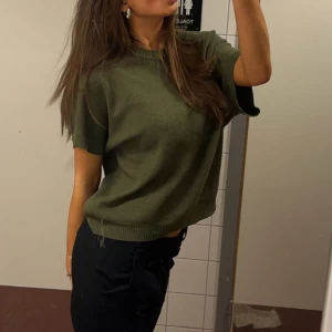 Grön tröja - Säljer denna jättesnygga från Freequent ❤️finns inte kvar att köpa nånstans! Braa skick 