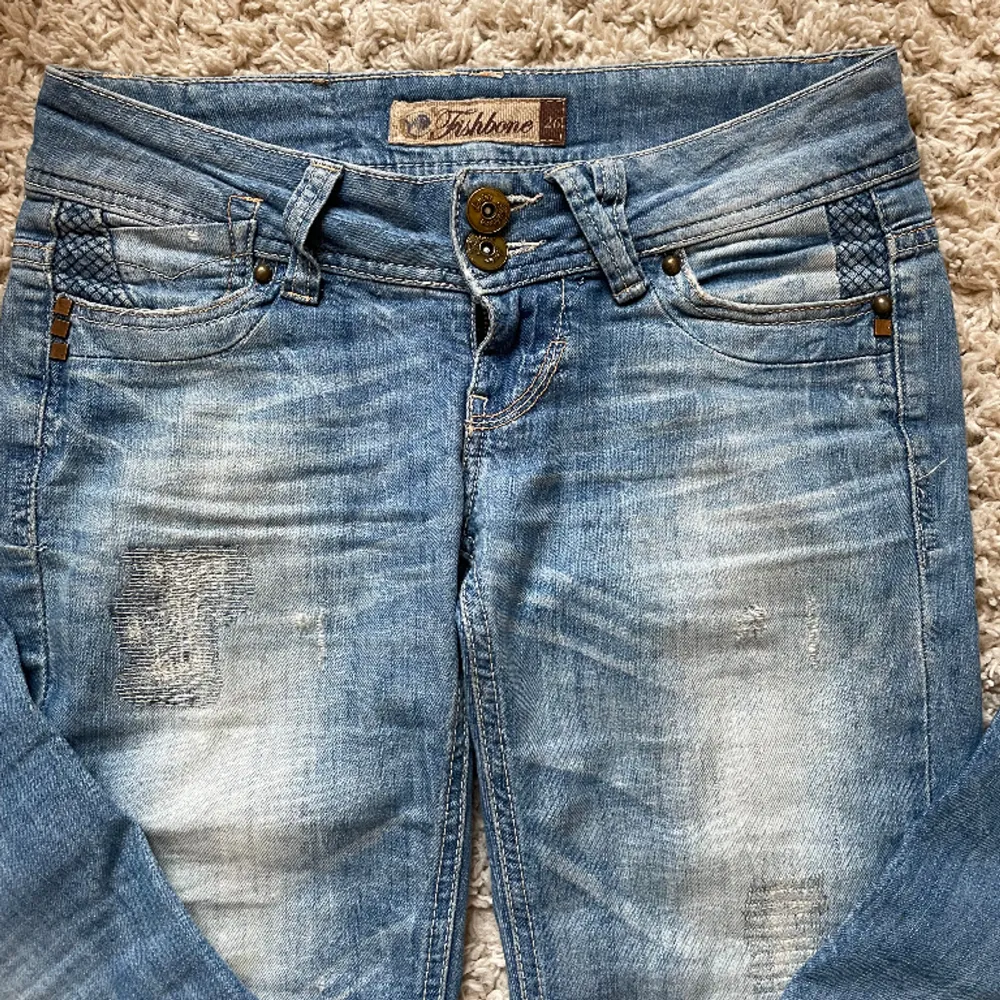 Super snygga lågmidjade bootcut jeans med jätte snygga detaljer. Mycket bra skick. Midjemåttet: 37 cm, Innerbenslängden: 78 cm 💗. Jeans & Byxor.