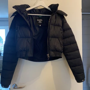 Riktigt fräsch superdry vinter/tidig vår jacka  - Fräsch superdry jacka, köpt på Zalando för något år sedan priset låg då på ungefär 1100kr men säljer för en aning billigare då den inte kommer till användning och bara hänger och tar plats. Storlek 36