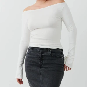 Gina off shoulder tröja - Knappt använd, så i superfint skick!💛 Bara att höra av sig vid fler frågor eller bilder:)