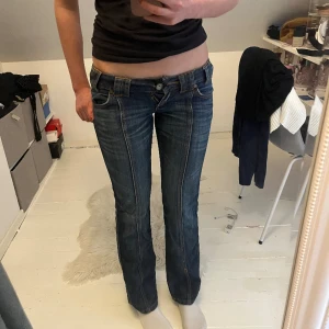 Lowwaist jeans - Dessa jeansen köpte jag för ungefär ett ör sen och är i okej skick. Dem har tyvärr inte använts så mycket pga dem är för små i midjan. Dem passar precis i längden och jag är 170. Dragkedjan är sönder, knapp finns eller bind gummiband som på bilden.