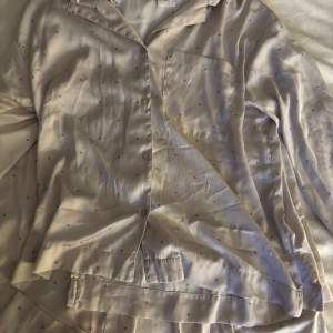 En jättefin silkes pyjamas som nästan är oanvänd