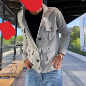 Cardigan  - Riktigt cool cardigan! Storlek M. Mycket fint skick och bra kvalitet. RANDOM MÄRKE(PEACOCK)         Philip model, golden goose, Patagonia, Lindeberg, burberry, moncler, gran sasso, nudie jeans, replay, Levis, grisch, Massimo Dutti, moncler cardigan, 