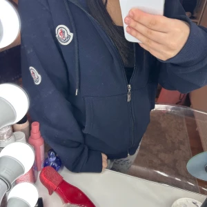 Moncler sett - Jätte snyggt monclear sett, tror den är från herravdelningen men passar tjejer också såklart så de är unisex, jag vet inte hur mycket jag ska sälja dom för så lägger ut för 1000, pris kan sänkas vid snabb affär!