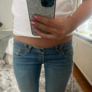 Säljer mina jätte snygga lågmidjade jeans, eftersom de inte kommer till användning. Skiv för mått och intresse.💕💕