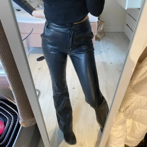 Skinnbyxor  - Skinnbyxor med utsvängda ben från Madlady, stl S längd 32🩵