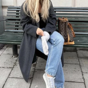 Kappa ifrån mango - Säljer nu min fina gråa kappa ifrån mango, perfekt till våren. Nypris 2000:- Nyskick , kommer ej till användning.