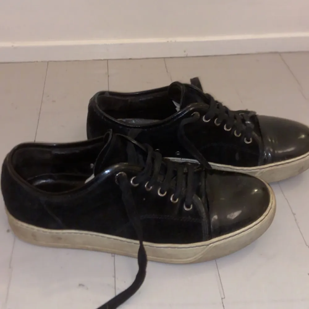 Säljer nu mina riktigt feta Lanvin skor som blivit för små. Skorna är använda men i bra skick och mycket snygga. Dem är mörkblå och storlek 6, så cirka EU 40. Endast skorna medföljer.. Skor.