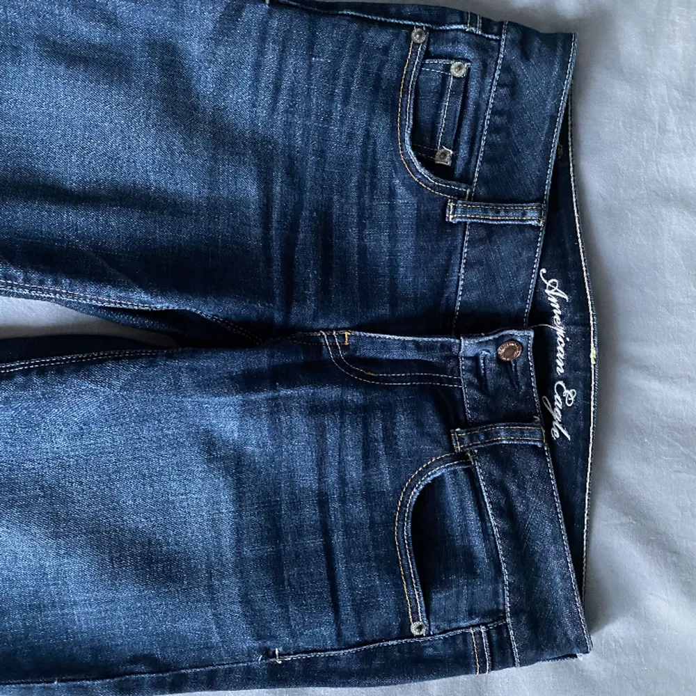 Jättefina mörkblå lågmidjade bootcut jeans som tyvärr inte kommer till användning!  De är ner till marken på mig som är 170 ungefär  Hör av er för fler bilder! . Jeans & Byxor.