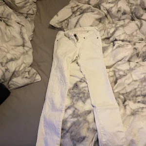 Jesns - Säljer dess vita Jens då jag aldrig använt dem och fick dem i julklapp. För frågar är det bara att skriva❣️