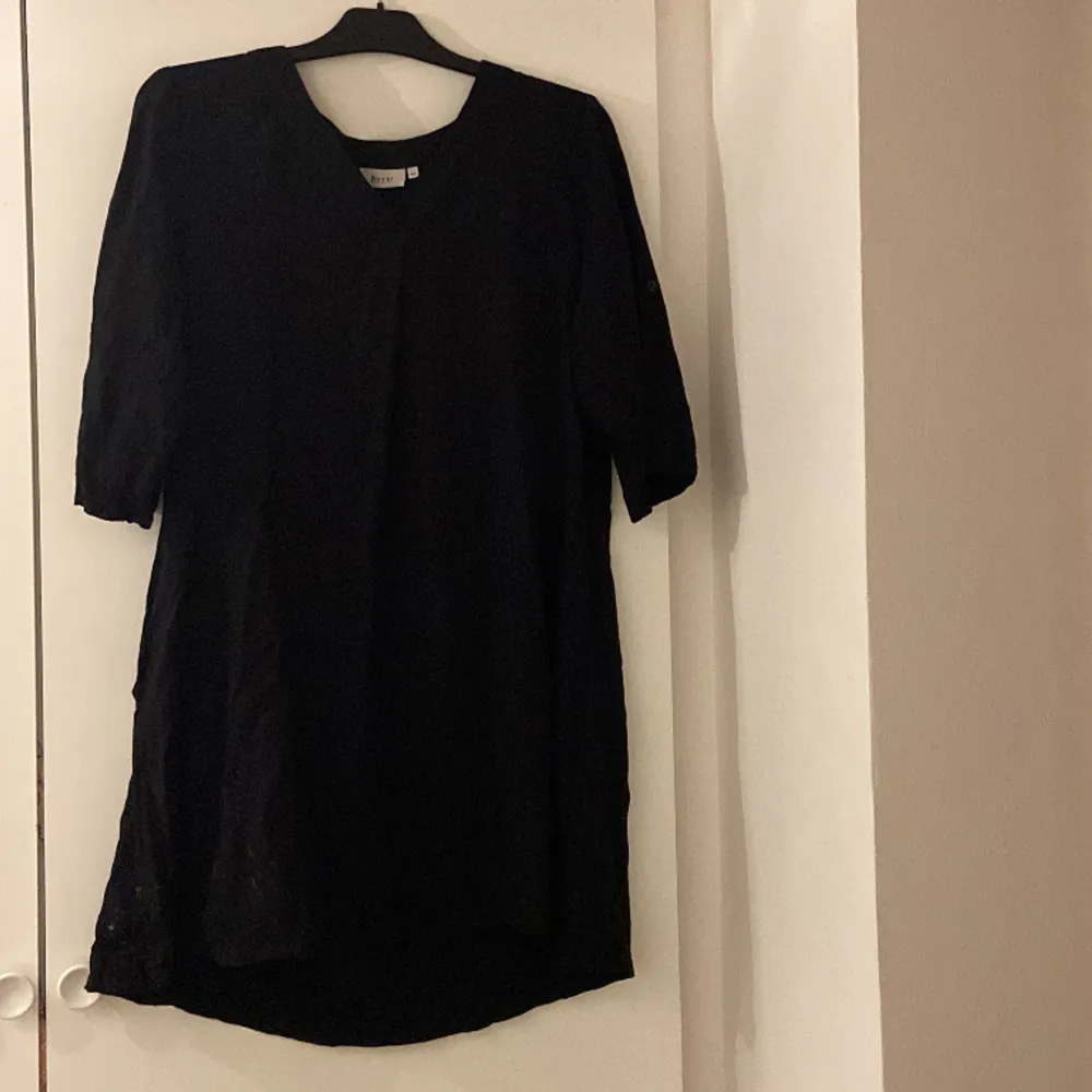 Säljer denna svarta klänningen då den inte används längre❤️ de finns några fläckar på den och därav priset❤️ hör av er vid frågor mm och priser kan diskuteras❤️ jag har haft den som oversize klänning eller nattlinne❤️. Klänningar.