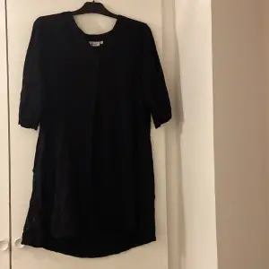 Säljer denna svarta klänningen då den inte används längre❤️ de finns några fläckar på den och därav priset❤️ hör av er vid frågor mm och priser kan diskuteras❤️ jag har haft den som oversize klänning eller nattlinne❤️