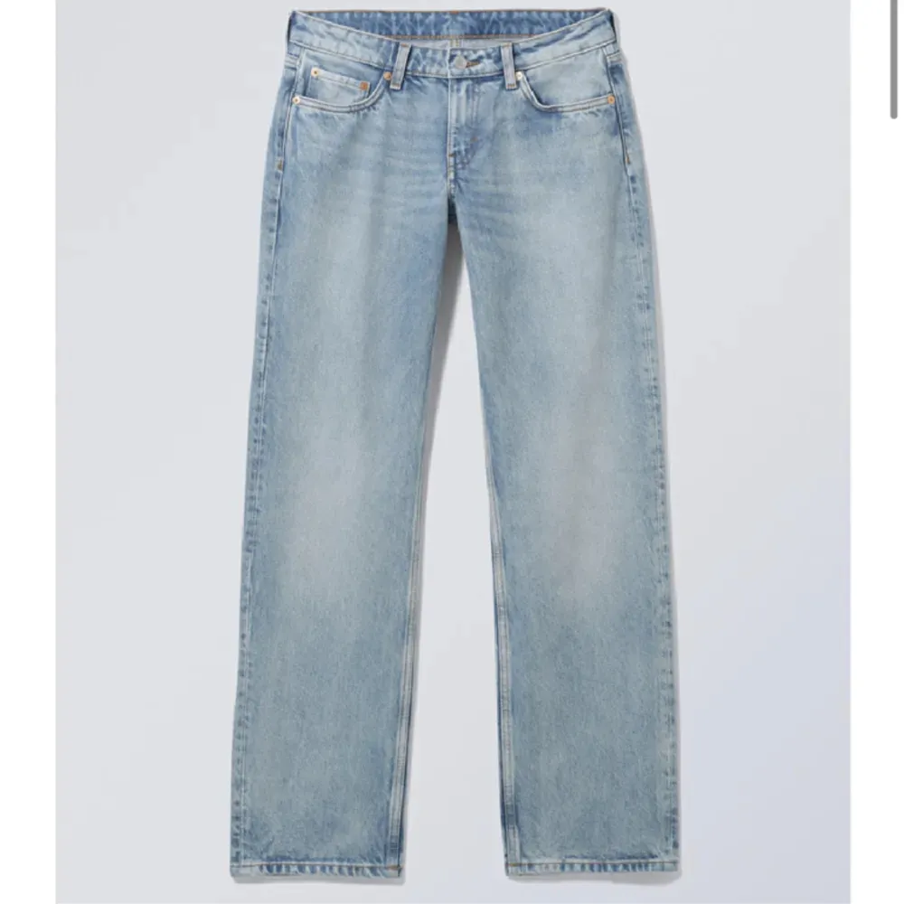 Säljer mina jeans från weekday i modellen ”arrow low straight”, jag köpte den förra året och använde den några gånger 💘🪩. Jeans & Byxor.