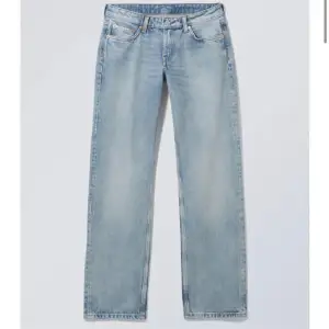 Säljer mina jeans från weekday i modellen ”arrow low straight”, jag köpte den förra året och använde den några gånger 💘🪩