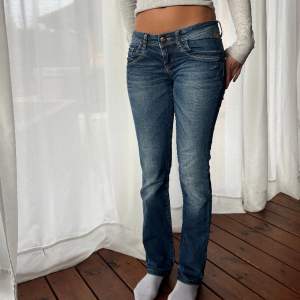 Vintage lågmidjade och utsvängda jeans i stretch.  Midjemått: 36cm Innerbenslängd: 79cm