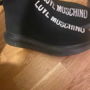 Äkta Moshino skor, köpte för 3500 men säljer för 1000kr