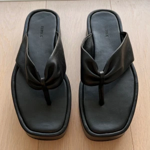 Filippa K läder sandaler  - Flipflop / sandaler i läder från Filippa k. Aldrig använda men köpta på sample sale så väldigt små märken förekommer. Storlek 37   Nypris 3700kr