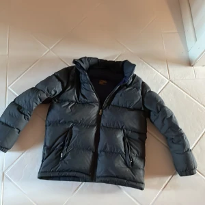 Polo jacka  - Hej Säljer min vinterjacka från Ralph lauren , polo sport. Sto xl, passar folk runt 170-175 Tveka inte på att ställa frågor😄 Jätteskön och i fint skick. 