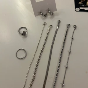 Äkta silver smycken - Jag väljer nu att sälja några utav mina silver smycken, edblads örhängena är inte andvända. Skriv till mig privat om pris, är inte omöjlig att pruta med i och med att jag vill bli av med allt💕osäker på vart allt är ifrån men allt är vattentåligt💕