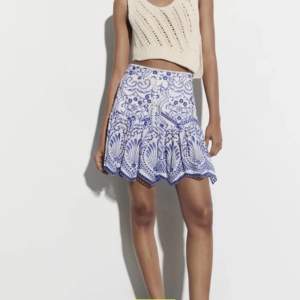 Säljer denna as snygga kjol från Zara då den är för stor i midjan!🫶. I fint skick och säljs inte på Zara längre💓  Nypris 399kr!