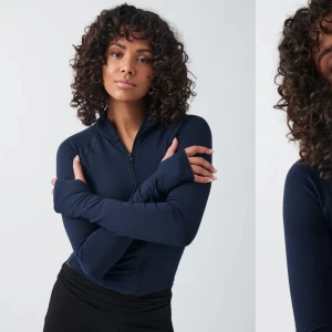 Ginatricot soft touch zip jacket - Populära soft touch zip jacket från Gina, i mörkblå, helt ny med lapp kvar i stl xs. 