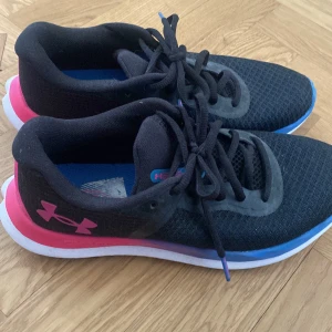 Under armour löparskor - Säljer dessa löparskor då de är försmå för mig. Använda 2-3 gånger