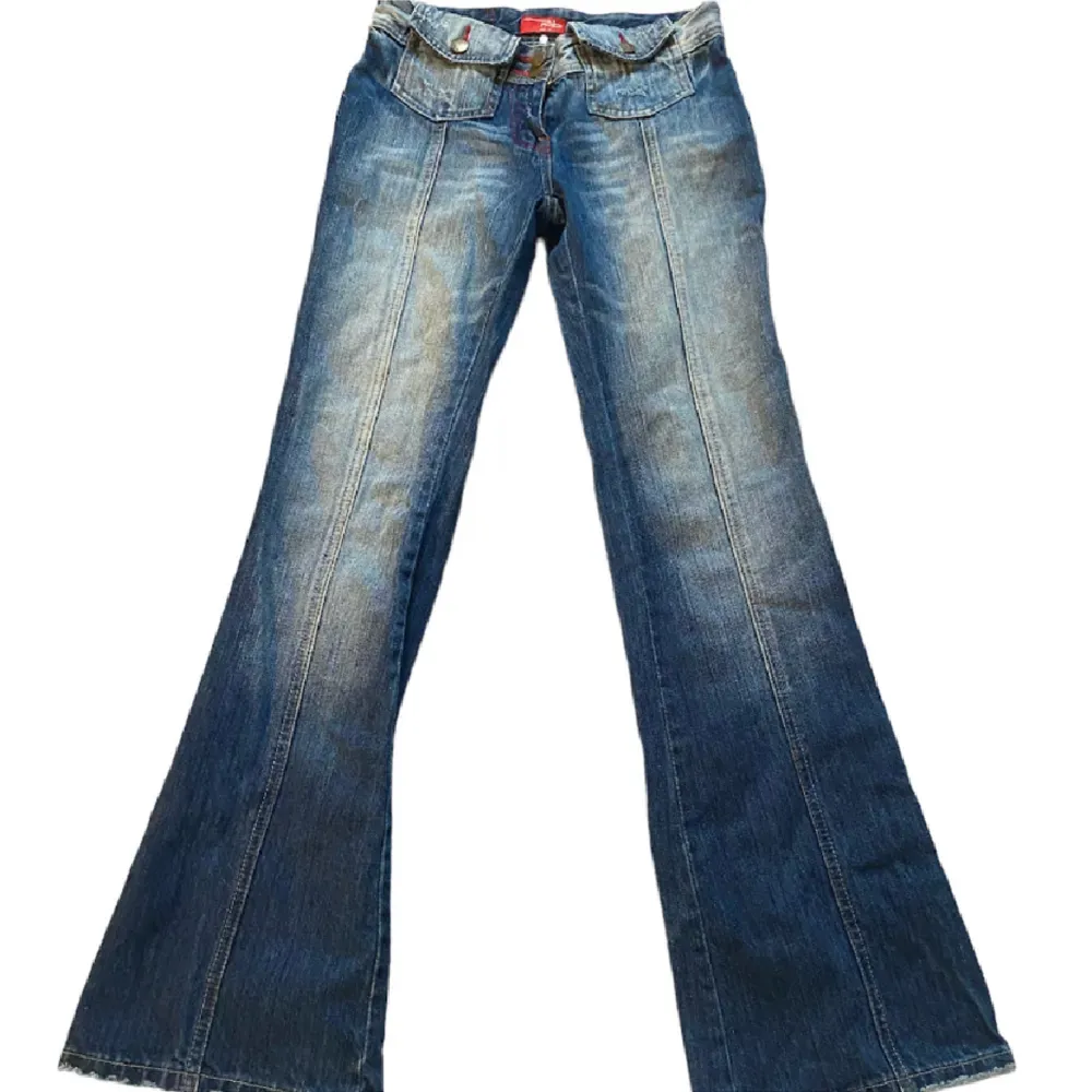 ( lånade bilder ) så fina jeans som tyvärr inte passade mig😭lågmidjade och bootcut med snygga detaljer!! lite slitna längst ner men inget man tänker på . Jeans & Byxor.