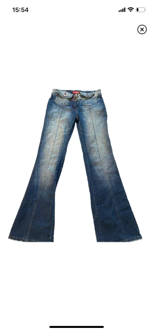 lågmidjade bootcut jeans - ( lånade bilder ) så fina jeans som tyvärr inte passade mig😭lågmidjade och bootcut med snygga detaljer!! lite slitna längst ner men inget man tänker på 