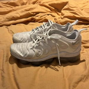 Nike vapor Max vita  - Ett par vita Nike vapor Max som bara står hemma. Skick 7/10 väldigt fina skor. Men dem har tyvärr blivit för små Storlek 41  Pris kan diskuteras vid snabb affär 