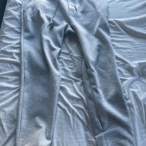 Polo Ralph lauren byxor slim  - Den är i storlek M Köptes förra julen i nk men inte använt så mke för jag gillar it slim 1400kr ny pris 700kr av mig