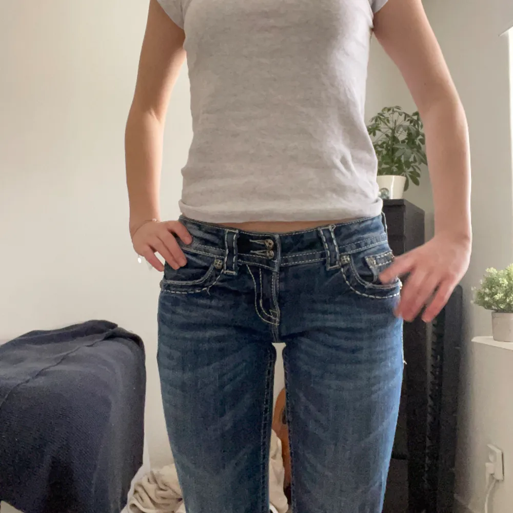 Ett par jätte fina Miss Me jeans som jag har köpt här på Plick, men som tyvärr var lite förstora. Innerbenslängden på jeansen är 31 cm!💗. Jeans & Byxor.