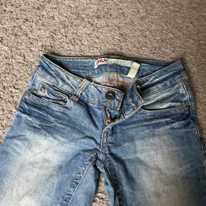 Snygga lågmidjade jeans i storlek W32 L34