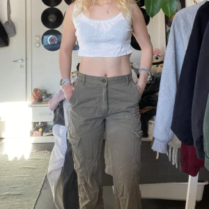 Gröna cargobyxor - Riktigt älskade byxor men använt för mycket så tröttnat. Bra skick.