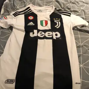   jätte bra kvalitet Juventus tröja svart och vit 2018 Ronaldo 