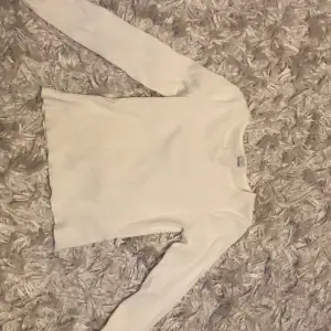 Jag säljer denna vita ribbade tröja från LINDEX Kids i storlek 146/152. Jag har ej användt den mycket och tröjan har inga defekter, den är som gott som ny och dessutom super fin. Den är köpt från barnavdelningen men materialet är ganska så stretchigt
