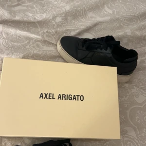 ARRIGATO SKOR - Köptes i våras och nästan aldrig använda då dem var för stora. Svarta läder. NYPRIS 2500