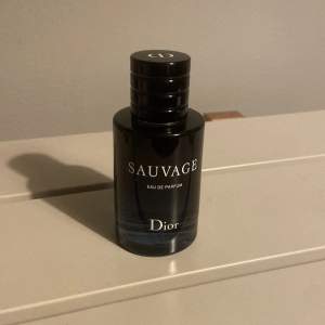 Dior Sauvauge Eau de Parfum (halv full flaska) Har ej kvitto eller box Kontakta angående frågar