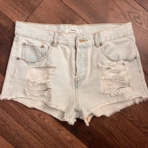 Lågmidjade jeansshorts  - Super snygga lågmidjade jeansshorts💕pris kan diskuteras🙌🏻 skriv vid frågor🙏🏼