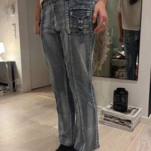 Säljer dessa jätte snygga jeans som tyvärr är för stora för mig🫶🏻skriv privat för fler frågor💓lånade bilder, pris är disskuterbart💗