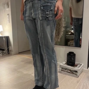 Lågmidjade jeans - Säljer dessa jätte snygga jeans som tyvärr är för stora för mig🫶🏻skriv privat för fler frågor💓lånade bilder, pris är disskuterbart💗
