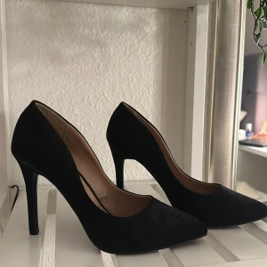 Klackskor  - Nästan helt oanvända klackar från Abound! Säljer för att dem är lite för stora för mig💕